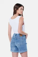 Short de jean azul con spandex y ruedo doblado.