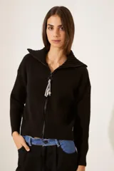 Campera de punto negro con cierre frontal y capucha, diseño ajustado con bolsillos.
