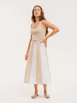 Falda midi con franjas verticales, cómoda y versátil, ideal para diversas ocasiones.