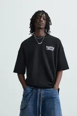 Sudadera negra de algodón con cuello redondo y manga corta. Estampa frontal con la frase "Inspiring Lifestyle" en letras blancas.