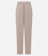 Pantalón de vestir color beige, de corte recto, confeccionado en crepé. Cuenta con cintura fija, bolsillos laterales tipo cuchillo y cierre frontal oculto.