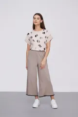Pantalón culotte color visón con textura acanalada, tiro alto y corte ancho.