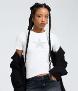 Remera de manga corta y cuello redondo, color blanco, confeccionada en algodón con elastano. Presenta una aplicación frontal de ojales metálicos formando una estrella.