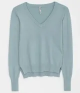Sweater celeste de punto con escote en V y mangas largas.
