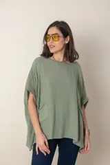Blusa italiana color verde militar, de lino y algodón, con calado en los costados y espalda, calce holgado y dos bolsillos delanteros.