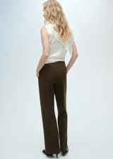 Pantalón de vestir color verde oliva, de corte recto y tiro medio.
