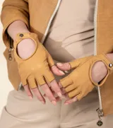 Guantes de conducir plateados sin dedos, confeccionados en cuero ovino italiano.