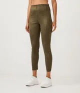 Pantalón legging verde militar de gamuza sintética, tiro alto, corte ajustado y cierre lateral con cremallera.
