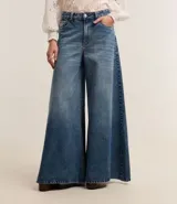 Pantalón pantalona de jeans con cintura alta, bolsillos delanteros y traseros, corte amplio y trabillas en la cintura.