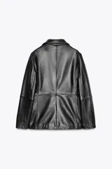 Blazer de cuero negro con cuello solapa de muescas y manga larga. Tiene bolsillos de vivo en el delantero, forro interior a tono y cierre frontal con botones.