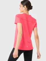 Remera deportiva negra de manga corta con cuello en V, confeccionada en tela de secado rápido.
