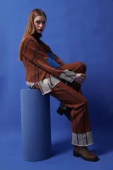 Pantalón de corte amplio con estampado multicolor y detalles en franjas.