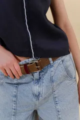 Pantalón de jean azul con corte sastrero de tiro medio bajo confeccionado en 100% algodón. Presenta cortes en los costados, dos bolsillos delanteros y dos traseros.