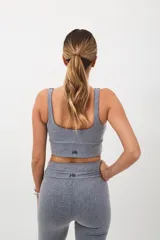 Top deportivo azul marino de corte simple con espalda cuadrada, corte ancho debajo del busto y padding desmontable.