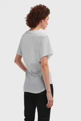 Remera gris con estampado abstracto en forma de moño.