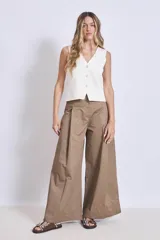 Pantalón palazzo color marrón claro, de tiro alto, con pinzas y bolsillos laterales.