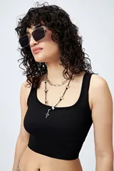 Top negro de tejido ribb sin costuras y escote cuadrado.