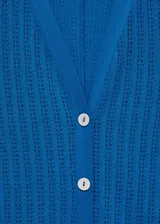 Vestido midi azul de crochet con escote en pico, manga corta y cierre frontal con botones.