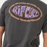 Remera negra de manga corta con cuello redondo y logo ovalado de Rip Curl estampado en el pecho.
