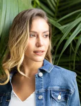 Campera de jean azul de la marca Baccini, con cuello solapa, bolsillos delanteros y cierre frontal con botones metálicos.