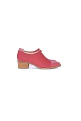 Zapatos de cuero color rojo con puntera de cuero liso color rosa, con correa delgada sobre el empeine y taco de madera.
