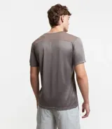 Remera deportiva blanca de poliéster, con cuello redondo, mangas cortas y recortes laterales.
