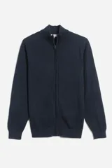 Campera azul marino de tejido de punto liviano, con cuello alto, cierre frontal completo y mangas largas.