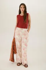 Pantalón de vestir de corte recto con estampado de abanicos color terracota sobre fondo blanco.