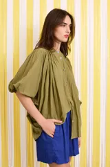 Short azul de lino, de tiro alto, con cintura elastizada y corte holgado.