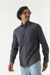 Camisa rústica lisa de manga larga, corte regular, color gris oscuro.
