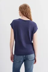 Remera azul marino de lino con mangas cortas y calce relajado. Presenta tachas termo fijadas en el frente.
