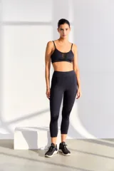 Calza 7/8 negra de tiro alto, corte ajustado y tejido Emana Plus.