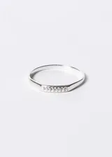 Anillo de plata 925 con siete zirconias cúbicas dispuestas en línea.