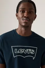 Remera azul marino de algodón con cuello redondo y logo Levi's blanco estampado en el pecho.
