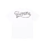 Camiseta blanca de corte estándar con el logo de Supreme estampado en la espalda con diseño de cinta adhesiva.