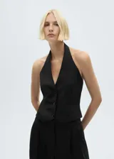 Chaleco negro con cuello halter, espalda descubierta y cierre frontal con botones.