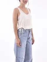 Musculosa negra de tela traslúcida con breteles finos y lazos laterales.