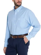 Camisa de hombre RKF, modelo WF PB, de manga larga con diseño a cuadros celestes y blancos. Tiene cuello abotonado, bolsillo en el pecho con logo bordado y tecnología wrinkle-free.