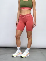 Calza corta de lycra negra con cintura alta y logo de la marca estampado en gris.