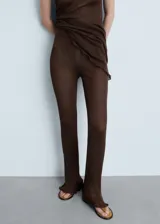 Pantalón marrón de punto con cintura elástica y corte acampanado.