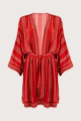 Kimono corto rojo con estampado de cadenas doradas, mangas amplias y cinturón a juego.