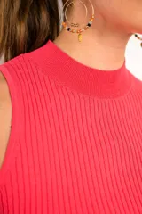 Top halter tejido color coral, con cuello alto y diseño ajustado al cuerpo.