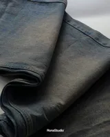 Pantalón de jean celeste de corte amplio y estilo baggy.