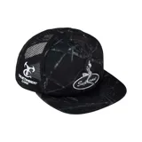 Gorro de camionero Supreme con estampado de camuflaje negro y gris, paneles frontales de sarga de algodón, paneles traseros de malla negra, cierre trasero ajustable a presión, logo de True Timber bordado en blanco en el lateral y parche con logo de Supreme y chica pin-up bordado en el frente.