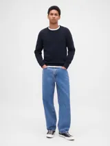 Buzo de algodón azul marino con cuello redondo.