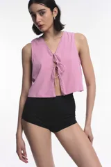 Top corto color arena con escote en V y lazos ajustables en el frente.