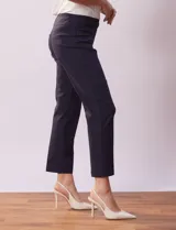 Pantalón de gabardina elastizada color azul marino, marca Ruby Rd. Tiro alto, corte recto, largo al tobillo, pretina ancha, bolsillos delanteros simulados y bolsillos traseros aplicados.