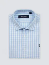 Camisa de vestir de hombre a cuadros celestes y blancos, de corte clásico, con cuello italiano y logo bordado en el frente.