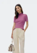 Blusa violeta de manga corta y cuello alto con diseño acanalado.