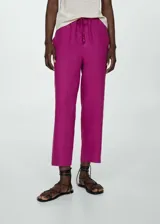 Pantalón de lino fucsia, corte crop y diseño jogger. Tiene tiro medio, cintura elástica con lazo, bolsillos laterales y traseros.